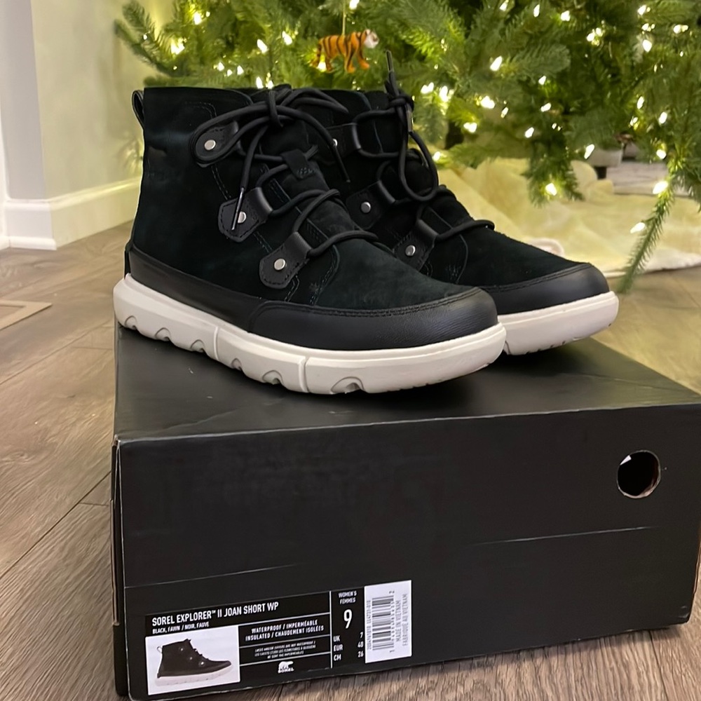 Sorel Explorer II Joan Short WP - worn once only, like brand new